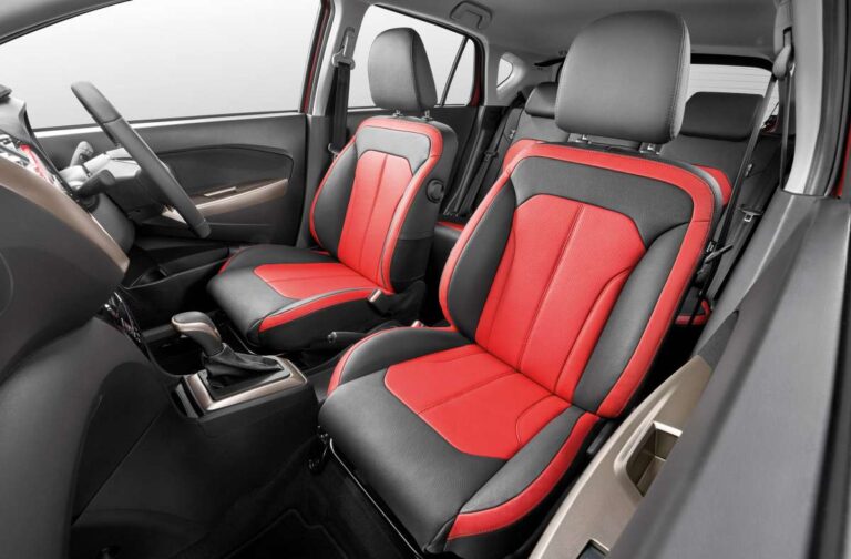 Tempat duduk hadapan Perodua Myvi dengan reka bentuk ergonomik, memberikan keselesaan dan sokongan optimum untuk pemandu dan penumpang.