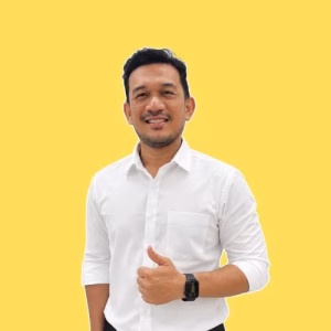 Faris, Sales Advisor Perodua membantu pelanggan mendapatkan kereta Perodua baharu